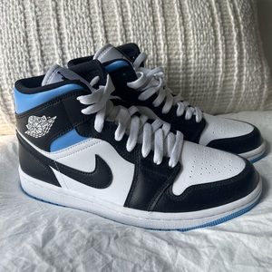 Wmns Air Jordan 1 Mid 'University Blue'